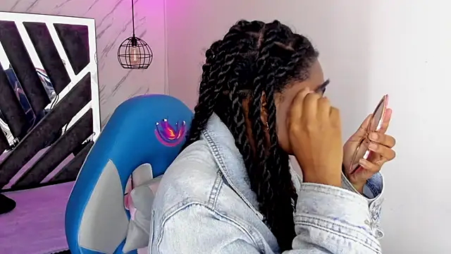 Snapshot of Queen_perla_ chatting on 10.29.25 Queen perla online show from 10.29.25