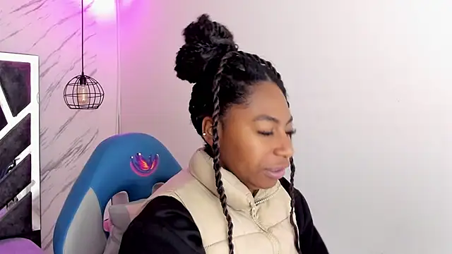 Snapshot of Queen_perla_ chatting on 11.10.25 Queen perla online show from 11.10.25