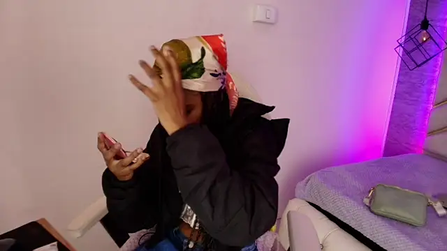 Snapshot of Queen_perla_ chatting on 11.17.25 Queen perla online show from 11.17.25