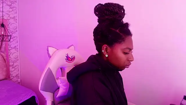 Snapshot of Queen_perla_ chatting on 11.20.25 Queen perla online show from 11.20.25