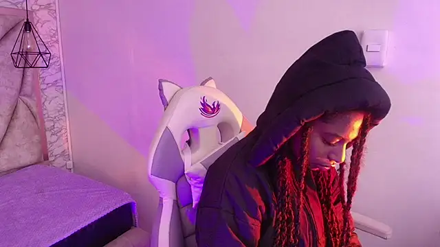 Snapshot of Queen_perla_ chatting on 11.24.25 Queen perla online show from 11.24.25