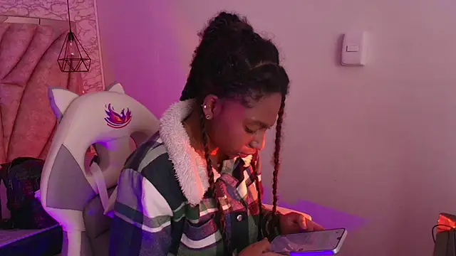 Snapshot of Queen_perla_ chatting on 12.03.25 Queen perla online show from 12.03.25