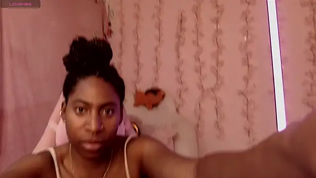 Snapshot of Queen_perla_ chatting on 12.16.25 Queen perla online show from 12.16.25