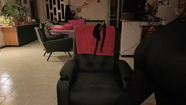 Snapshot of peachgirlmartyna chatting on 10.29.25 peachgirlmartyna online show from 10.29.25