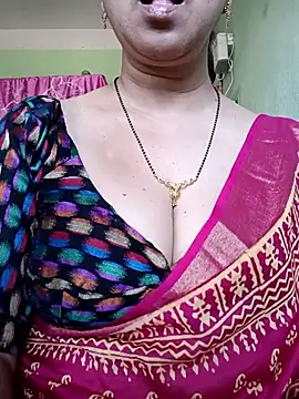 Snapshot of Rosy-B chatting on 03.04.25 Rosy-B online show from 03.04.25