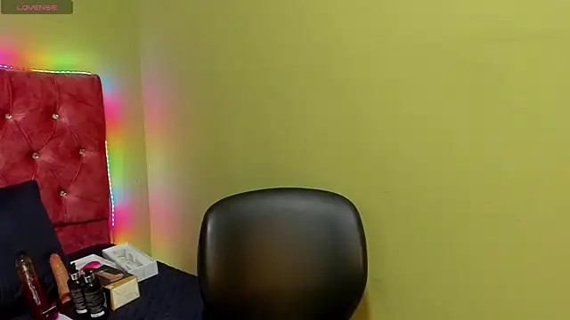 Snapshot of blue_violette_ chatting on 10.18.25 blue violette  online show from 10.18.25