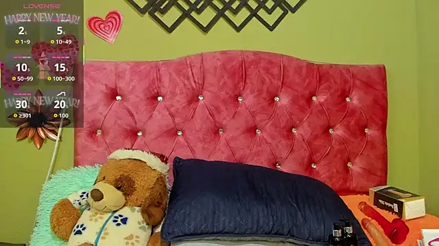 Snapshot of blue_violette_ chatting on 10.20.25 blue violette  online show from 10.20.25