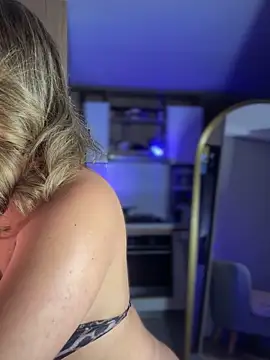 Snapshot of SaraFerreira chatting on 10.22.25 SaraFerreira online show from 10.22.25