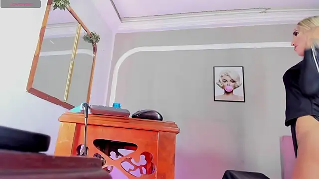 Snapshot of Jimena_Grey chatting on 10.25.25 Jimena Grey online show from 10.25.25