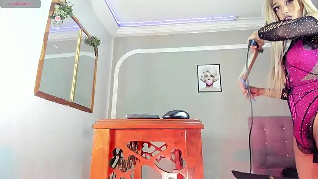 Snapshot of Jimena_Grey chatting on 10.30.25 Jimena Grey online show from 10.30.25