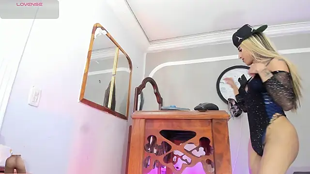 Snapshot of Jimena_Grey chatting on 11.19.25 Jimena Grey online show from 11.19.25