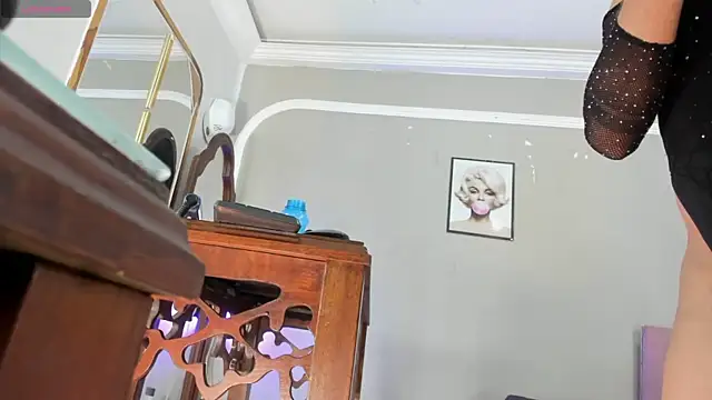 Snapshot of Jimena_Grey chatting on 12.15.25 Jimena Grey online show from 12.15.25