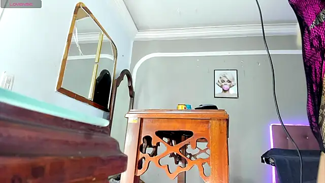 Snapshot of Jimena_Grey chatting on 12.18.25 Jimena Grey online show from 12.18.25