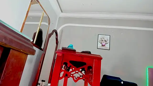 Snapshot of Jimena_Grey chatting on 12.21.25 Jimena Grey online show from 12.21.25