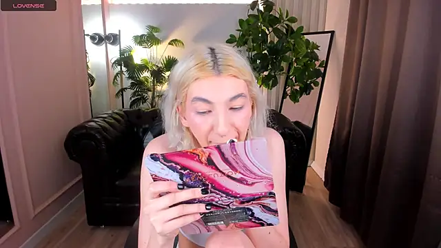 Mia Cheers online show from 03.22.25