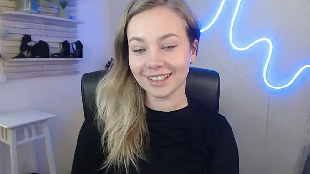 holly xglam online show from 01.28.25