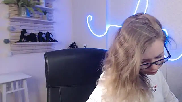 holly xglam online show from 02.14.25