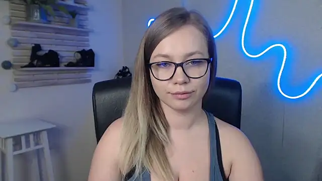 holly xglam online show from 02.28.25