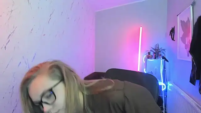 holly xglam online show from 10.30.25