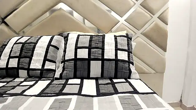 littlekittenn98 online show from 10.28.25