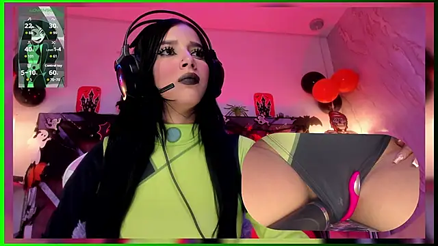 Snapshot of SweetieCloe_ chatting on 10.27.25 SweetieCloe online show from 10.27.25