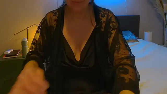 Ella Next Door online show from 02.05.25