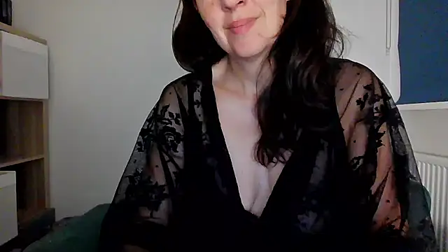 Snapshot of Ella_Next_Door chatting on 07.08.26 Ella Next Door online show from 07.08.26