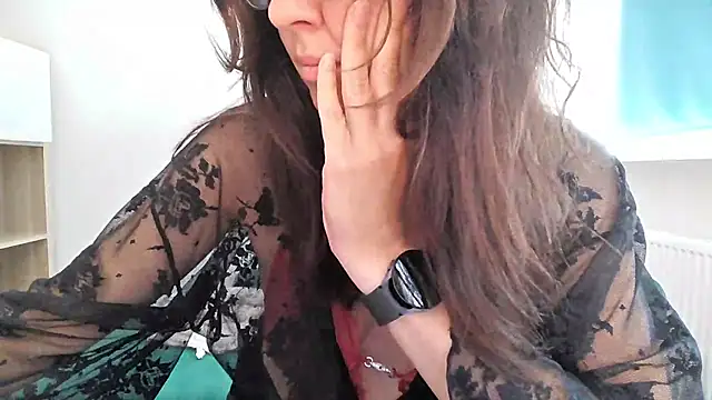 Snapshot of Ella_Next_Door chatting on 07.17.26 Ella Next Door online show from 07.17.26