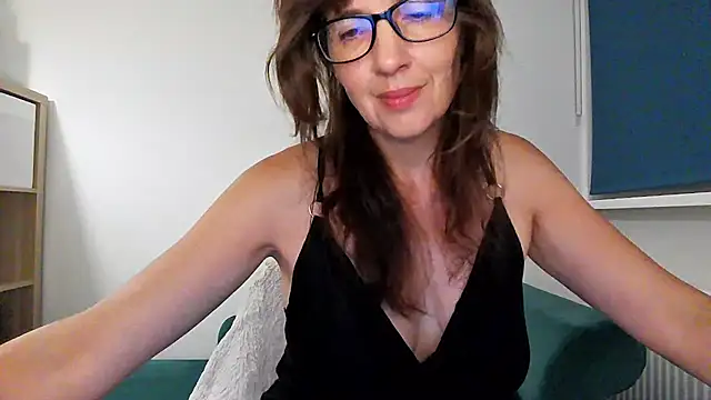 Snapshot of Ella_Next_Door chatting on 08.07.26 Ella Next Door online show from 08.07.26