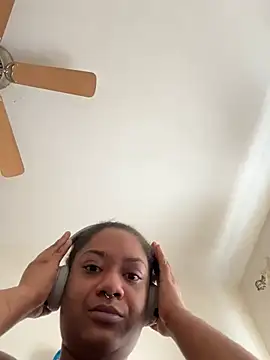 Snapshot of LunaWolfie143 chatting on 03.08.25 LunaWolfie143 online show from 03.08.25