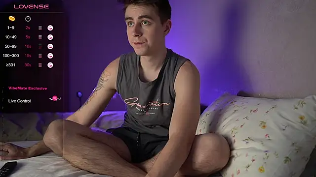 Snapshot of TaisonBrownX chatting on 12.04.25 TaisonBrownX online show from 12.04.25