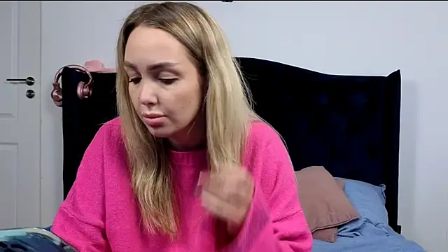 AnnaMaee online show from 11.12.25