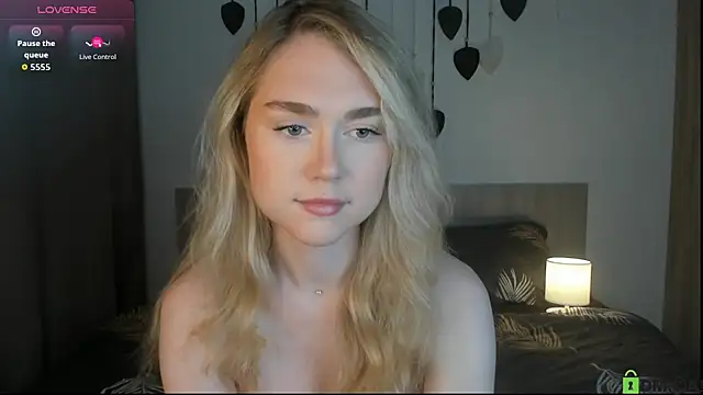 Snapshot of TheVanessaMaes chatting on 10.24.25 TheVanessaMaes online show from 10.24.25