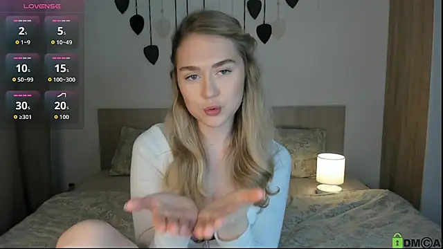 Snapshot of TheVanessaMaes chatting on 10.28.25 TheVanessaMaes online show from 10.28.25