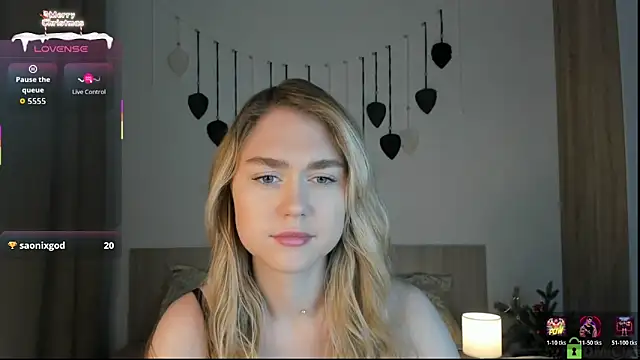 Snapshot of TheVanessaMaes chatting on 12.17.25 TheVanessaMaes online show from 12.17.25