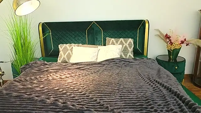 MagicPeachh  online show from 04.15.26