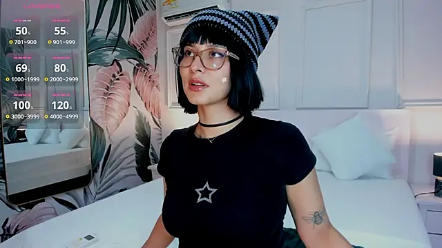 Snapshot of Ramona_Flower chatting on 11.18.25 Ramona Flower online show from 11.18.25