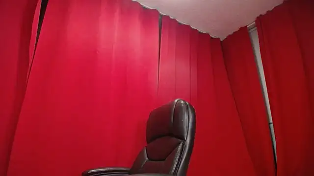 Snapshot of LaraFire chatting on 09.26.25 LaraFire online show from 09.26.25