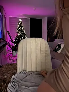 Snapshot of carolina__star chatting on 12.04.25 carolina star online show from 12.04.25