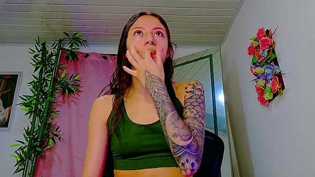 Snapshot of scarlet-jonesx chatting on 05.19.26 scarlet-jonesx online show from 05.19.26