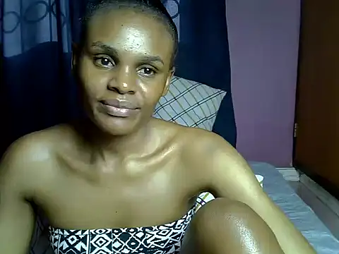 Snapshot of Queen_petite_ chatting on 10.01.25 Queen petite online show from 10.01.25