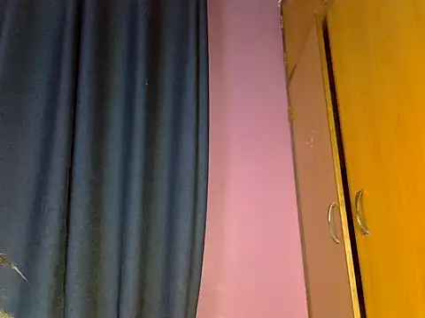 Queen petite  online show from 11.23.25