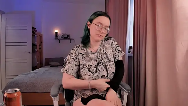 Snapshot of alisahug chatting on 11.17.25 alisahug online show from 11.17.25