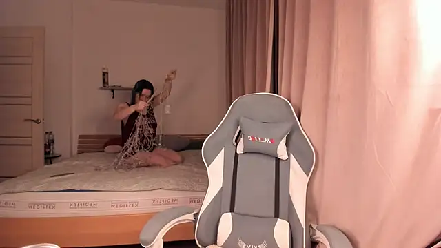 Snapshot of alisahug chatting on 11.30.25 alisahug online show from 11.30.25