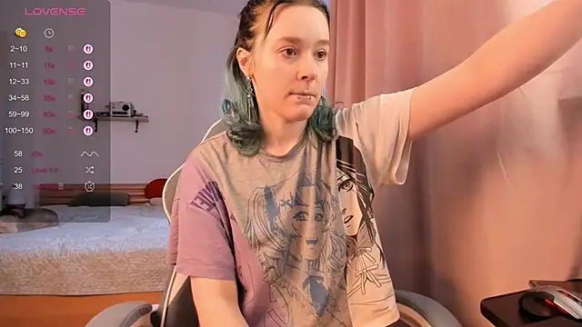 Snapshot of alisahug chatting on 12.15.25 alisahug online show from 12.15.25