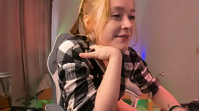 alisahug online show from 04.19.26