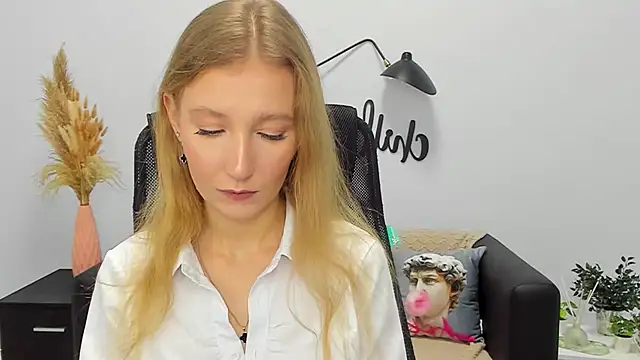 LolaWilsons online show from 01.10.25