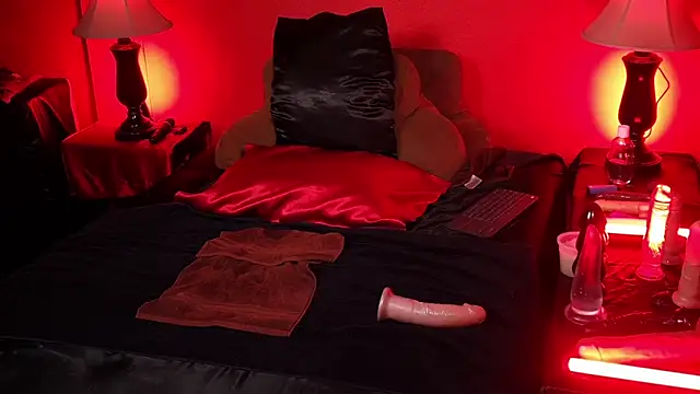 Snapshot of JenniferCD chatting on 11.18.25 JenniferCD online show from 11.18.25