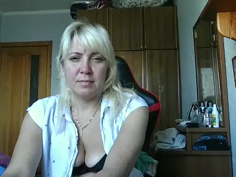 Snapshot of IrinaB1 chatting on 09.26.25 IrinaB1 online show from 09.26.25