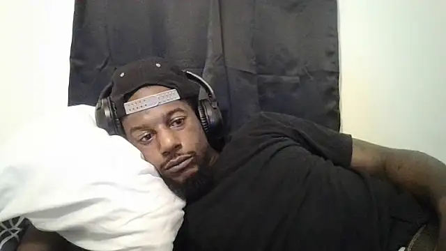 Snapshot of DreamvilleINC chatting on 09.09.25 DreamvilleINC online show from 09.09.25